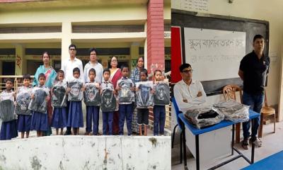 চিতলমারীতে শিক্ষার্থীদের মাঝে স্কুল ব্যাগ বিতরণ