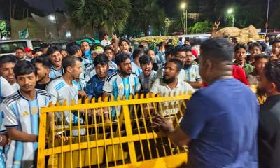 ব্যারিকেড ভেঙে ঢাবি ক্যাম্পাসে ঢুকে পড়লেন বহিরাগতরা
