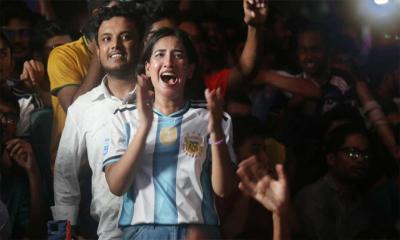 ফুটবল জ্বরে কাঁপছে ঢাবি
