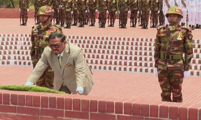 স্মৃতিসৌধে ভারপ্রাপ্ত রাষ্ট্রপতির শ্রদ্ধা নিবেদন