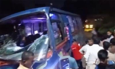 বাস ঢুকে পড়লো কুর্মিটোলা হাসপাতালে, নিহত ১