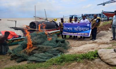 পদ্মায় অবৈধ চায়না দুয়ারী জাল ধ্বংস