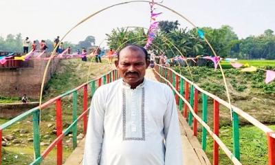 কুড়িগ্রামে ২৫ বছরের সঞ্চয়ে শ্রমিকের কাঠের সেতু নির্মাণ, বদলে গেল গ্রামের জীবন