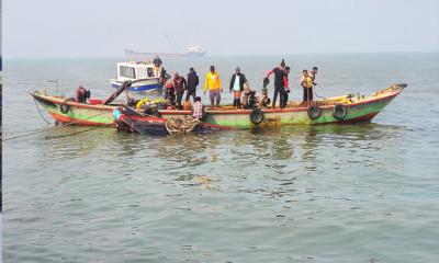মেঘনায়  লবণ বোঝাই ট্রলারের ৭ জন জীবিত