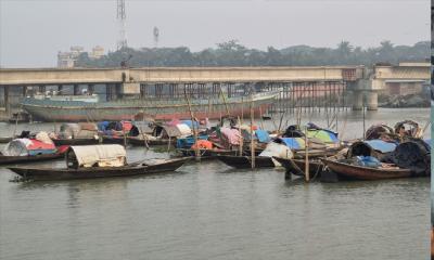 প্রচণ্ড শীতে কাঁপছে সন্ধ্যা নদীর ভাসমান ‘মানতা’ জেলেরা;