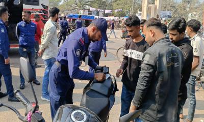 জীবননগরে আইনশৃঙ্খলা বাহিনীর চেকপোস্ট তল্লাশি