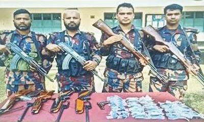 যশোরে ভারতীয় এয়ার গান ও পিস্তল আটক