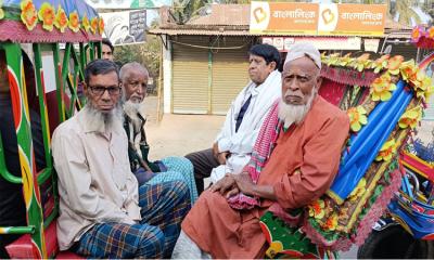 দীর্ঘদিন পর নিজ এলাকা ঘুরে দেখলেন মুক্তিযোদ্ধাসহ প্রবীণরা