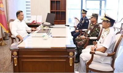 প্রধানমন্ত্রীর সঙ্গে তিন বাহিনী প্রধানের সাক্ষাৎ