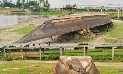 সুন্দরগঞ্জে তিস্তার পানি বাড়তেই নৌকা মেরামতে ব্যস্ত চরবাসী