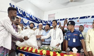 জেলেদের মাঝে জাল বিতরণ।