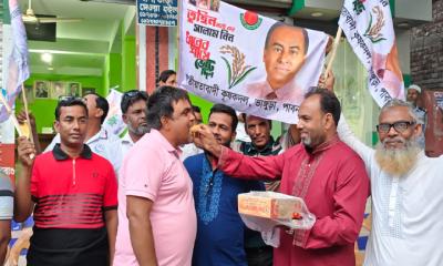 কেন্দ্রীয় কৃষক দলের সভাপতি বিএমডিএ‍‍`র চেয়ারম্যান হওয়ায় ভাঙ্গুড়ায় মিষ্টি বিতরণ