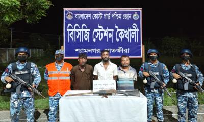 সুন্দরবনে কোস্ট গার্ডের সাঁড়াশি অভিযান, অস্ত্রসহ জোনাব বাহিনীর ৩ সদস্য আটক