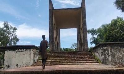 অবহেলায় অযত্নে স্মৃতিসৌধটি নদী ভাঙনে বিলীন হওয়ার আশংকা