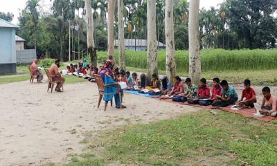 খোলা আকাশের নিচে পাঠদান, ঝুঁকিতে পঞ্চগড় শিক্ষার্থীরা