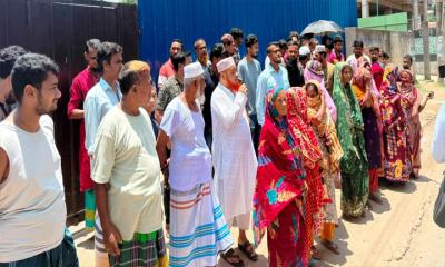 জিপসাম কারখানা বন্ধের দাবিতে মানববন্ধন করেছে এলাকাবাসী