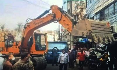 যশোরে প্রথম রমজানে ফুটপাতে অবৈধ স্থাপনা উচ্ছেদ অভিযান শুরু