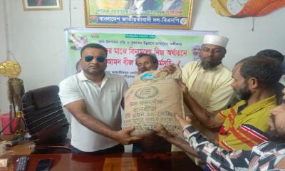 মদনে বিএনপি নেতা কৃষকদের মাঝেন বীজ বিতরণ