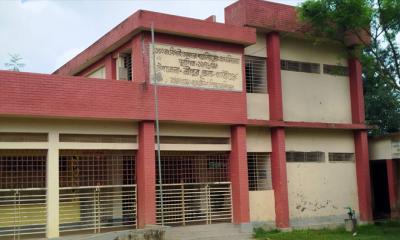 স্কুলে হাজিরা দিয়ে পরিদর্শনে সহকারী শিক্ষক,পাঠদান ব্যাহত