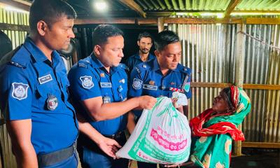 শিকলবন্দী মানসিক রোগী দুই বোনকে জুড়ী থানা পুলিশের খাদ্য সহায়তা