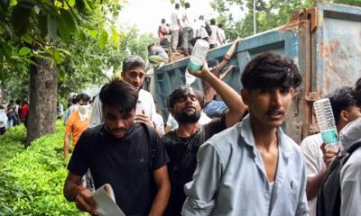 আন্দোলনকারীদের খাবার পৌঁছে দিলেন মানুষ