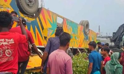 ব্রাহ্মণবাড়িয়ায় যাত্রীবাহী বাস খাদে পড়ে নিহত ৪