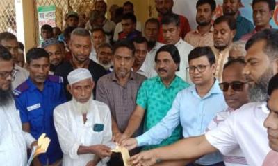 কেন্দুয়ায় অতিবৃষ্টিতে ক্ষতিগ্রস্ত কৃষকদের মাঝে চাল ও নগদ অর্থ বিতরণের উদ্বোধন