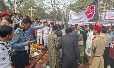 ভাষা শহীদদের প্রতি শ্রদ্ধা জানাতে শহীদ মিনারে সর্বস্তরের মানুষের ঢল