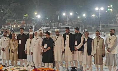 প্রথমবার শহীদ মিনারে ফুল দিল জামায়াত, শহীদ বেদিতে দাঁড়িয়ে দোয়া