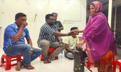 চা বিক্রি করে লাভলীর সংসার চলে