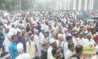 শহীদ মিনারে বিপুলসংখ্যক শিক্ষকের অবস্থান