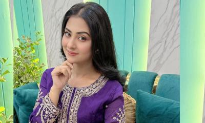 নজরকাড়া বেগুনি রঙের পোশাকে বুবলী