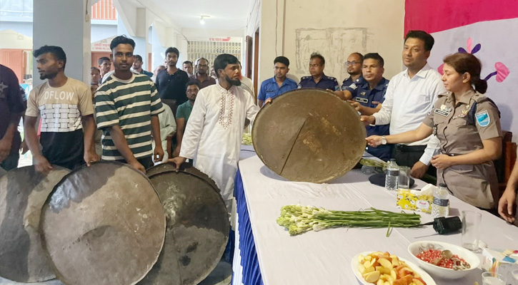 সালথায় স্বেচ্ছায় ২৩টি দেশীয় অস্ত্র জমা দিলেন ছয় গ্রামের বাসিন্দারা