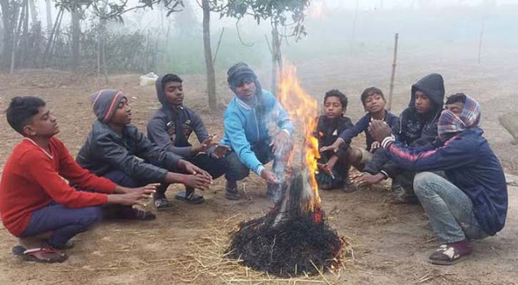 হিমেল বাতাসে শীত বেড়েছে তেঁতুলিয়ায়