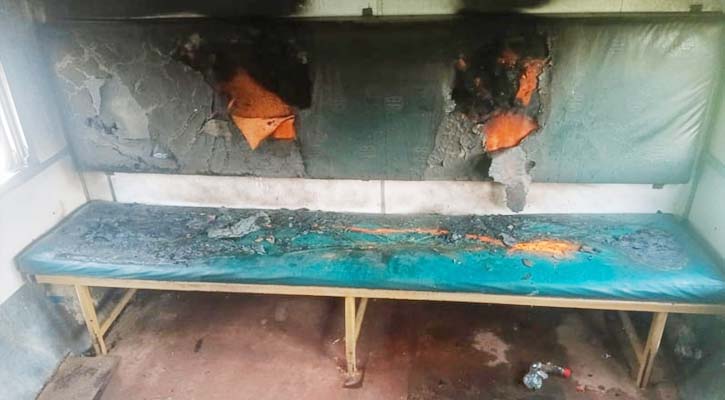 ট্রেনে দুর্বৃত্তের আগুন, জ্যাকেট খুলে নেভালেন ৩ আরএনবি সদস্য