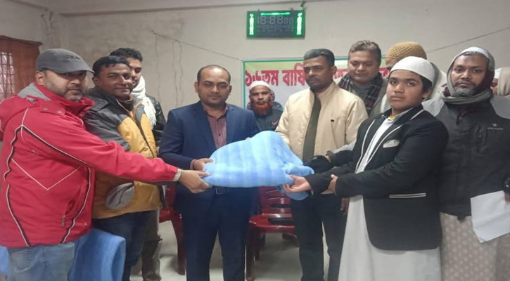পার্বতীপুরে কনকনে শীত: শীতবস্ত্র বিতরন