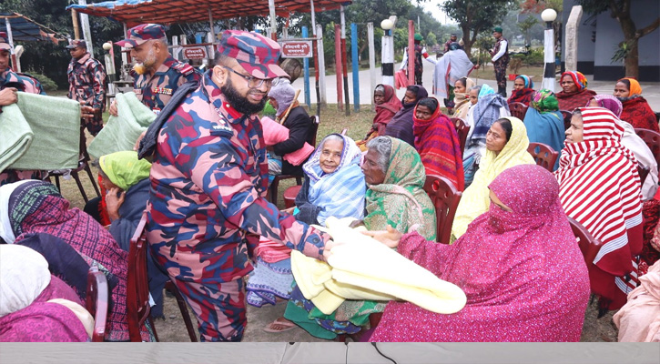 পত্নীতলা শীতবস্ত্র পেলো অসহায়রা