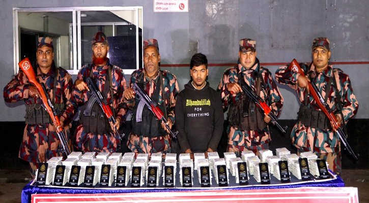 লালমনিরহাটে ভারতীয় মোবাইল ডিসপ্লেসহ আটক ১