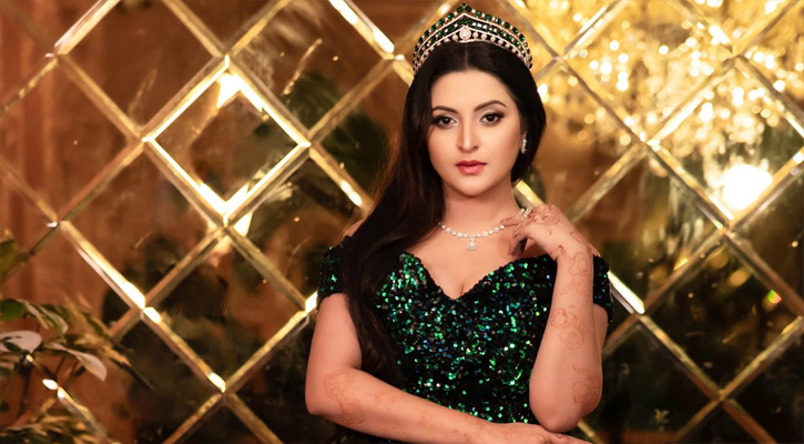 গ্ল্যামারাস লুকে পরীমণি