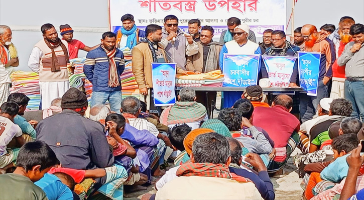 কুড়িগ্রামে চরের শীতার্তদের মাঝে চর উন্নয়ন কমিটির কম্বল বিতরণ