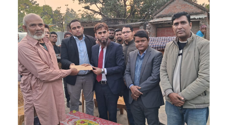 মিরপুরে আগুনে পুড়ে নিহত পরিবারের পাশে জেলা প্রশাসক