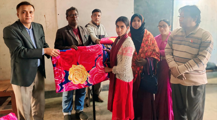 ভাঙ্গুড়ায় দরিদ্র ও মেধাবী শিক্ষার্থীদের মাঝে কম্বল বিতরণ