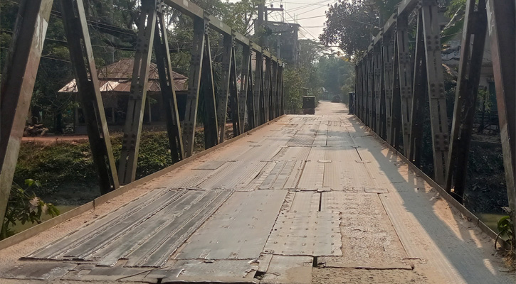 কাউখালী-স্বরূপকাঠি সড়কের বেইলি ব্রিজ এখন মরণফাঁদ