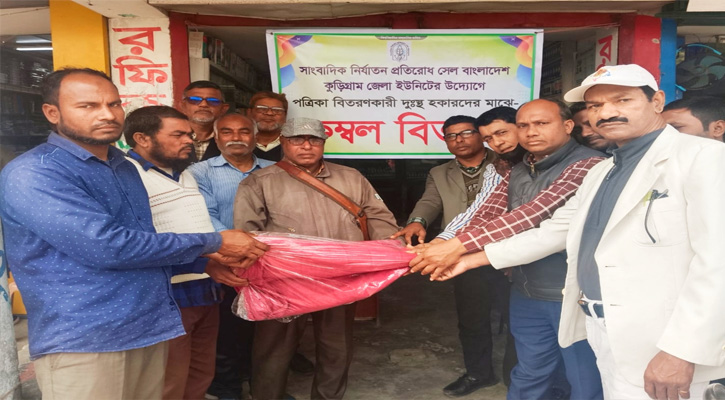 পেপার হকারদের পাশে 