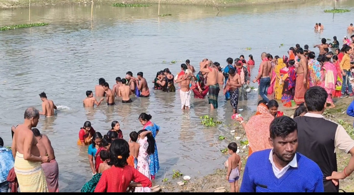 চাঁপাইনবাবগঞ্জের শিবগঞ্জে তত্তিপুরে গঙ্গাস্নান