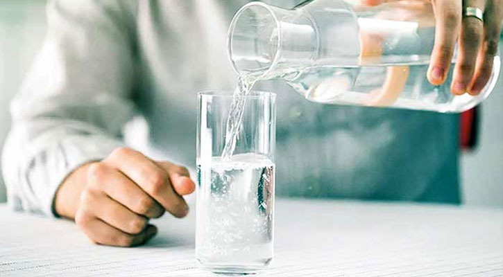 খালি পেটে সকালে পানি খেলে শরীরে যা হয়