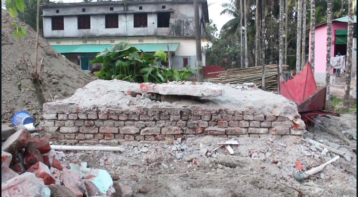 রাতের আঁধারে উধাও সরকারি খাদ্য গুদামের ভবন