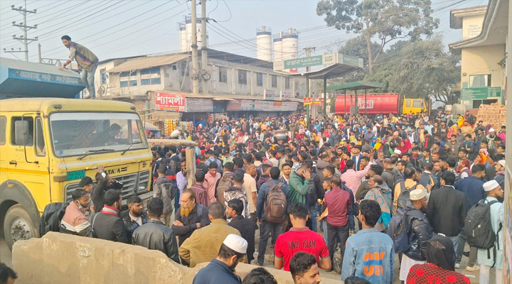 অতিরিক্ত বাস ভাড়ার  অভিযোগে সড়ক অবরোধ, ২ ঘণ্টা পর প্রত্যাহার