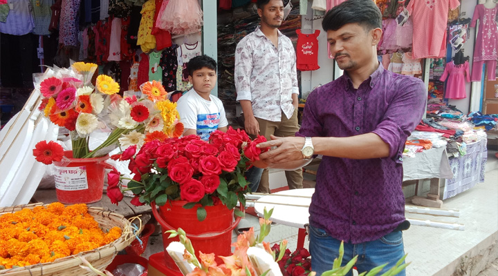 ২১ ফেব্রুয়ারিকে ঘিরে মুকসুদপুরে জমে উঠেছে ফুলের বাজার