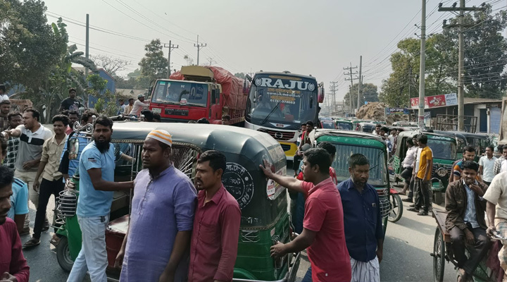 চাঁদা বন্ধের দাবিতে ঢাকা-ময়মনসিংহ সড়ক অবরোধ